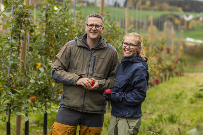 Yngve og Maren i eplehagen