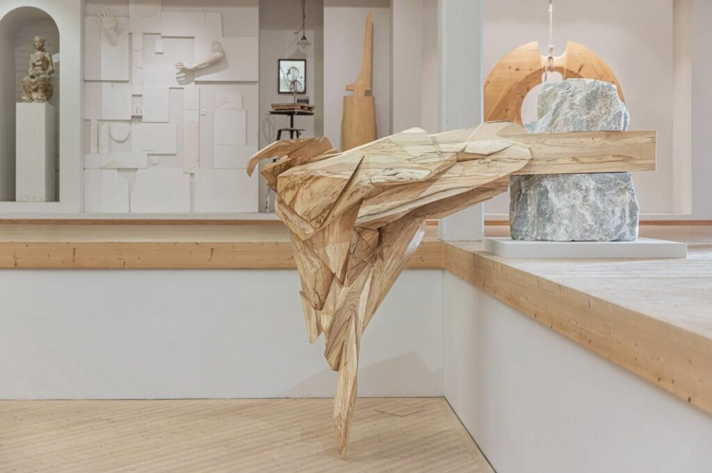 Øystein Pålsønn Lønvik - Gull og tause skoger  (2023), fra utstillingen Arvegods i Nils Aas Kunstverksted. Foto: Lena Johnsen.
