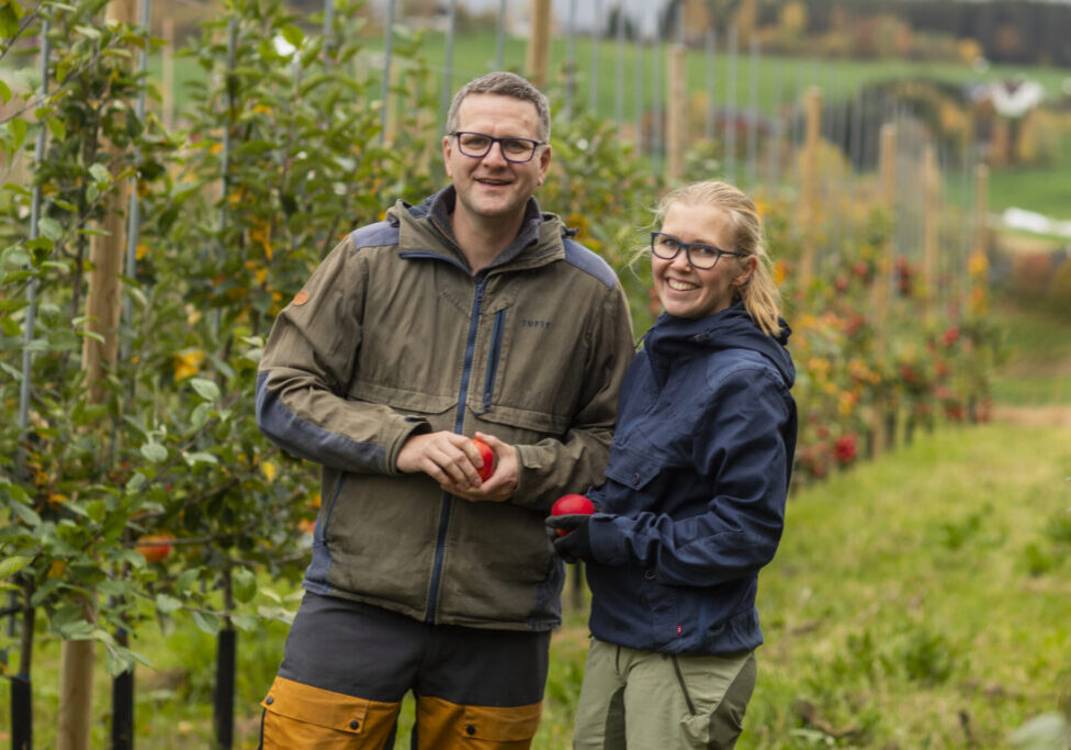 Yngve og Maren i eplehagen